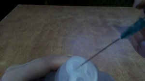 Как открыть пластиковую бутылку с раствором натрия хлорида.