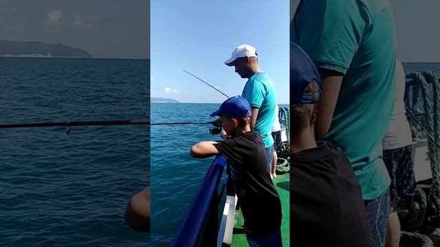 Рыбачим на корабле "Саламандра" в Геленджике смотреть онлайн