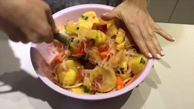 Курица, запечённая в рукаве, под овощной подушкой. смотреть онлайн