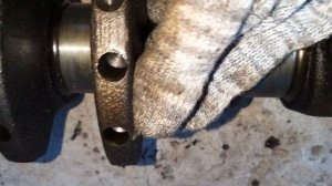 Коленвал который  прошёл на дешёвом  масле 100.000.км  износ и задиры .Будет ремонт