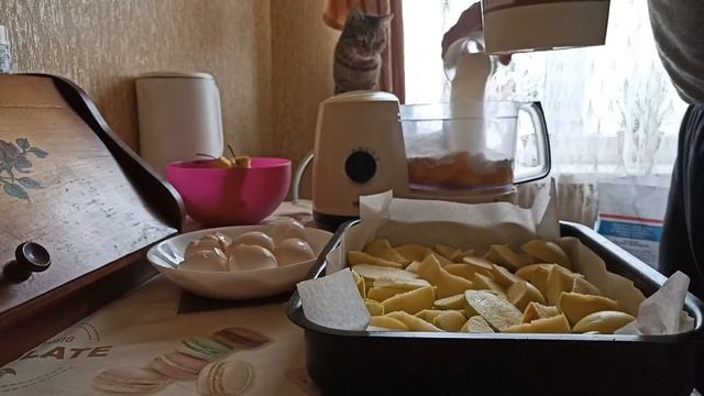 Готовим яблочный пирог. Вкусно и бюджетно. смотреть онлайн