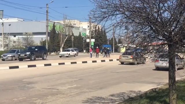 У детей новая опасная игра: перебежать дорогу перед ТС смотреть онлайн