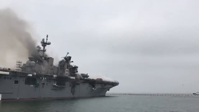 Десантный корабль ВМС США USS Bonhomme Richard выгорел до тла