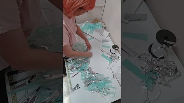 Как сделать большой пышный хвост к фольгированной цифре или фигуре. смотреть онлайн