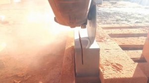 Кладка кирпича по уголку над окном. Пиление керамического кирпича вдоль для выравнивания ряда.