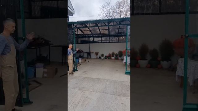 Мягкие окна на жёсткой раме . Двери купе для навеса . Очень удобно и не дорого