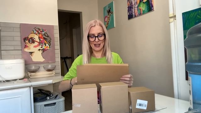 Долгожданная посылка с SINSAY. Подарки упакованы. Кира без настроения , наказала.