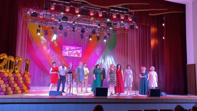 РОДИТЕЛИ СДЕЛАЛИ МУЗЫКАЛЬНЫЙ ПОДАРОК ДЕТЯМ НА ВЫПУСКНОЙ. смотреть онлайн