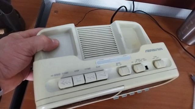 Раритетный телефон с cassette player, радио и будильником. смотреть онлайн