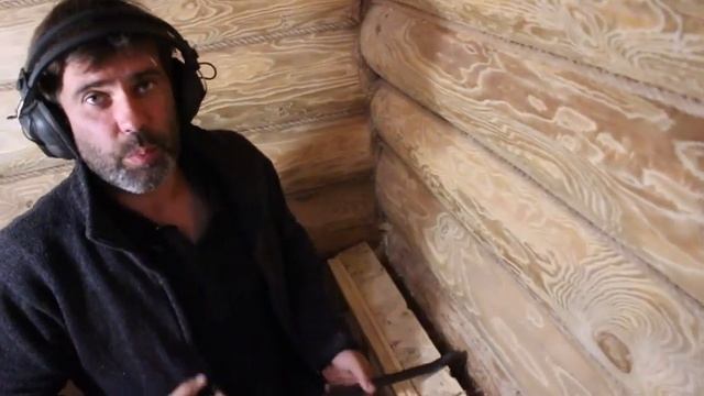 Деревянная лестница кривая крыша дырки между брёвен дом из бревна смотреть онлайн