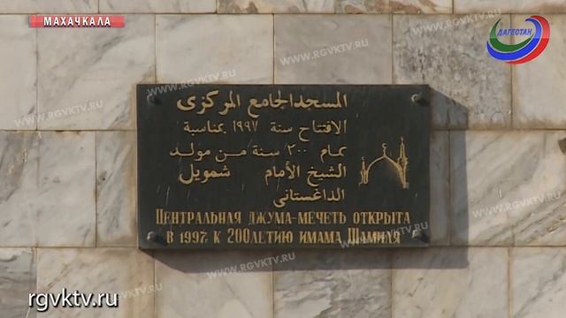 Совершить утренний намаз в центральную Джума-мечеть города пришли тысячи горожан смотреть онлайн