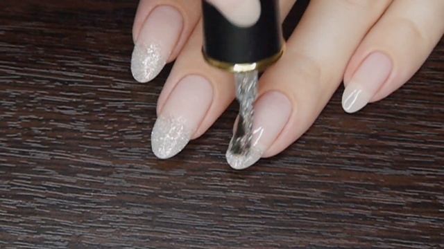 Дизайн светоотражающим лаком на Новый год//Растяжка блестками, нитяной маникюр, стразы (обычный лак смотреть онлайн