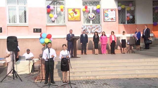 Супруги Красносельские – гости торжественной школьной линейки смотреть онлайн