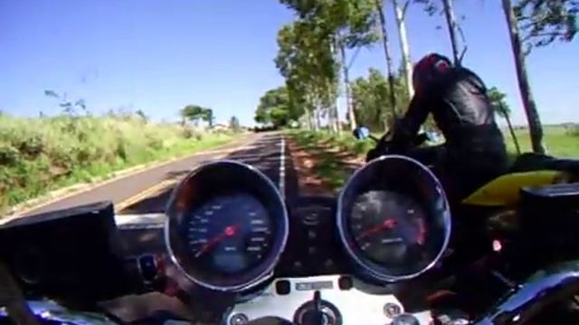 Suzuki GSX-R 750 vs Suzuki Bandit 1250 смотреть онлайн