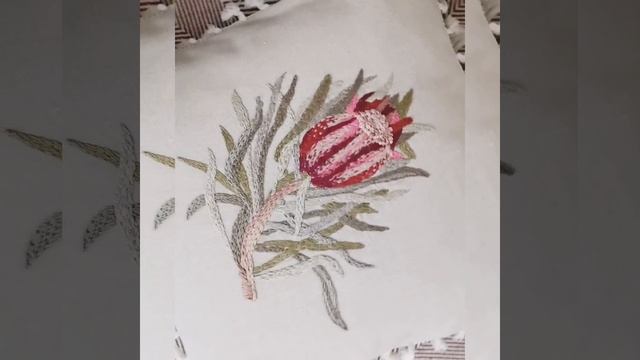 Декоративная подушка из льна с ручной вышивкой #Протея#Магазин G R U S H K A смотреть онлайн