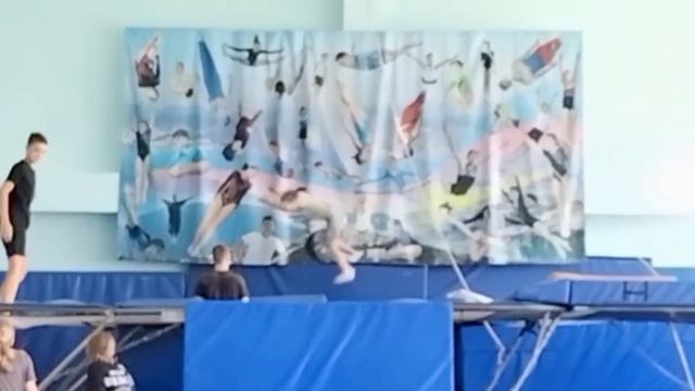 Прыжки на батуте и как я улетел на мат ?? #батут #тренировка #трюки #спорт #страховка смотреть онлайн