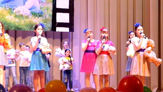 Яркое выступление детского коллектива "Весёлые нотки". "От улыбки" смотреть онлайн