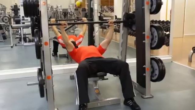 жим штанги лежа в смита видео смотреть онлайн