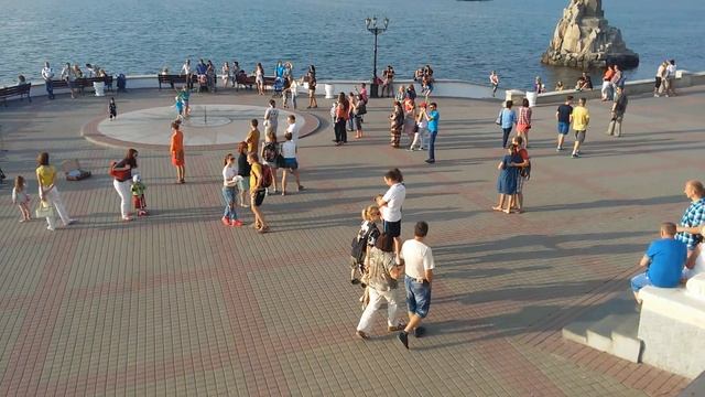 Мальчишка зажигаеи на набережной Севастополя смотреть онлайн