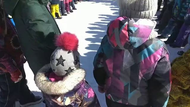 Выставку картин сдуло ветром на Масленице смотреть онлайн