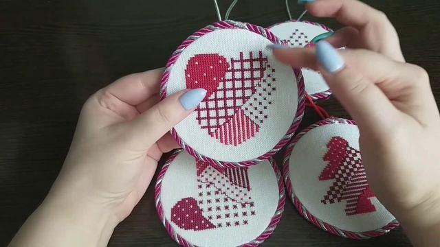 Вышитые игрушки на елку своими руками.