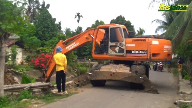 Doosan Daewoo 180MV Wheeled Excavator Digging the Foundations of Mini Bridges смотреть онлайн