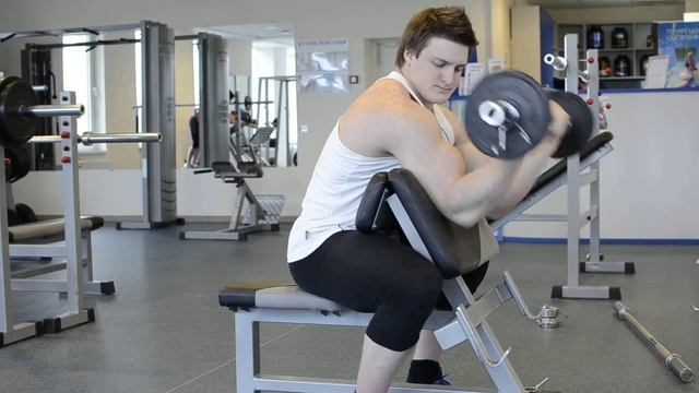 Подъем на бицепс широким хватом на скамье Скотта смотреть онлайн