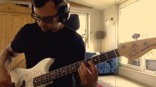 Fender AM Perf Mustang Bass Blues Loop смотреть онлайн