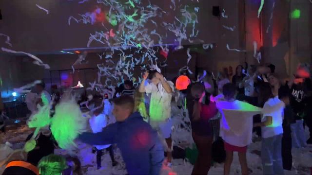 Дискотека в последний вечер 2 смена / SUPER CAMP - международный летний лагерь в Латвии смотреть онлайн