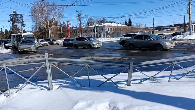 Работа светофора на перекрёстке улиц Богдана Хмельницкого и 3-я Транспортная в городе Омске. смотреть онлайн