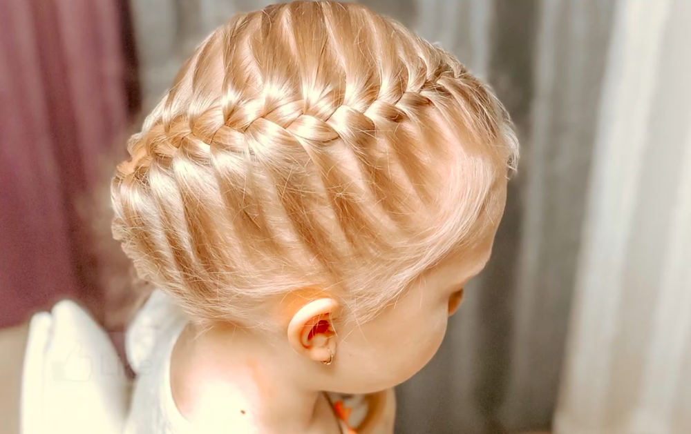 Красивая детская прическа в садик. Прическа на каждый день. Косички