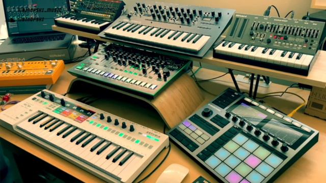 House Music: A Synth Jam w Keystep Pro / Korg Minilogue xd / JU-06A / Roland TR-8 / Behringer TD-3 смотреть онлайн
