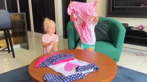 СОФИЯ И НИКА СОБИРАЮТСЯ НА ПЛЯЖ. СОФУНЬЯ ШАЛУНЬЯ