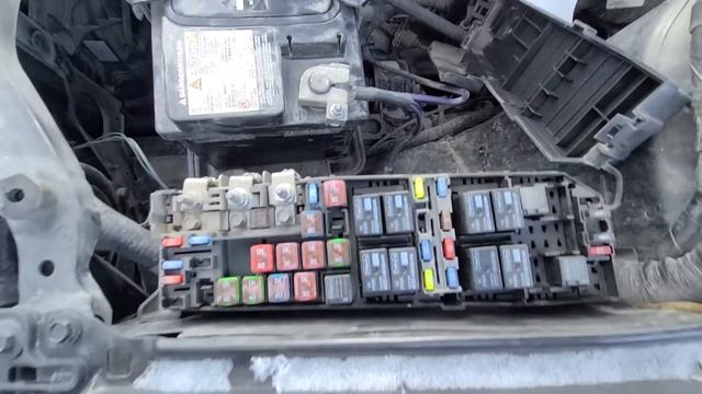Ford Escape - FUEL PUMP & FUEL INJECTORS FUSE LOCATION (2008 - 2012) смотреть онлайн