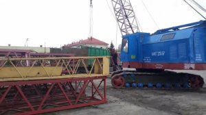 Работа гусеничного крана МКГ25-БР.