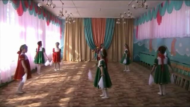 Хоровод «Околица». Исполнитель Хореографический ансамбль «Топ, хлоп, малыши» смотреть онлайн