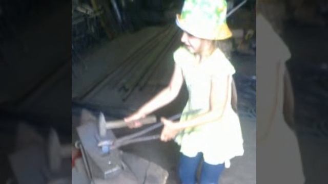 Дочка кузнеца! #shorts #кузнец #дочка смотреть онлайн