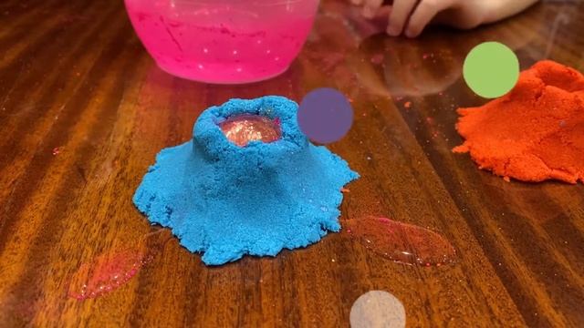 Настя делает живой Вулкан из космического песка. смотреть онлайн