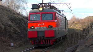 ВЛ11-225/236 Б с грузовым поездом и приветливой бригадой