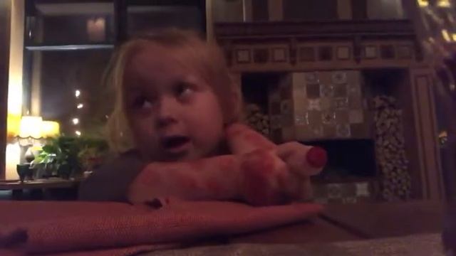 Ева разрисовала себе все руки, детские игры и разговоры. смотреть онлайн