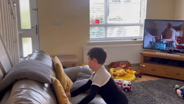 The struggles of maintaining a tidy home! смотреть онлайн