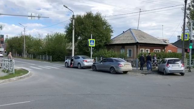 Из-за некорректно работающего светофора в Бердске столкнулись «Мерседес» и «ДЭУ» смотреть онлайн
