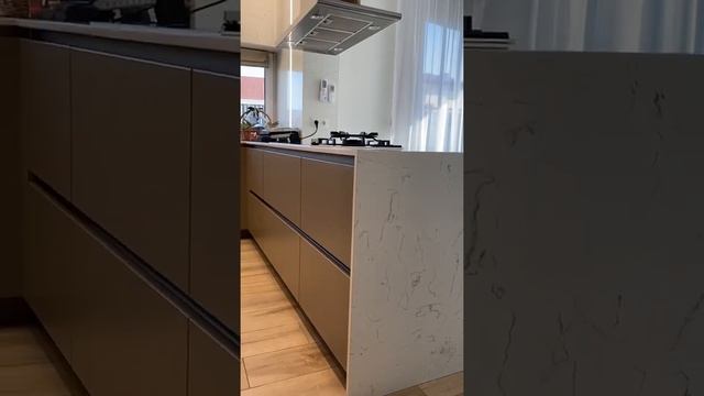 Столешница и стеновая панель со встроенной подсветкой из кварца Vicostone смотреть онлайн