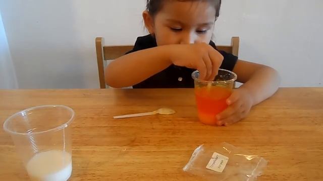 Жвачка для рук химический опыт дома Hand Gum experiments at home смотреть онлайн