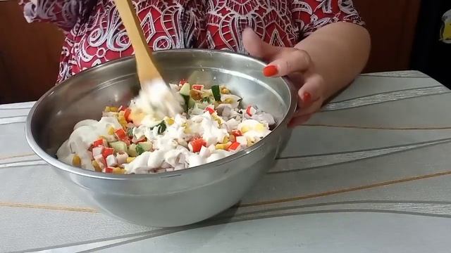 САЛАТ "МАРСЕЛЬ". Получается яркий лёгкий, сочный салатик подойдёт на любой праздничный стол. смотреть онлайн