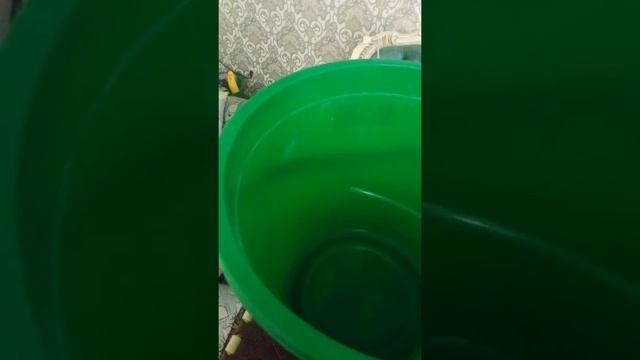 Простой способ слить воду с натяжного потолка. смотреть онлайн