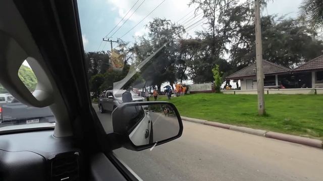 Такого в Паттайе я еще не видел! Пляж Танцующей девушки переполнен, а сезон еще даже не начался. смотреть онлайн