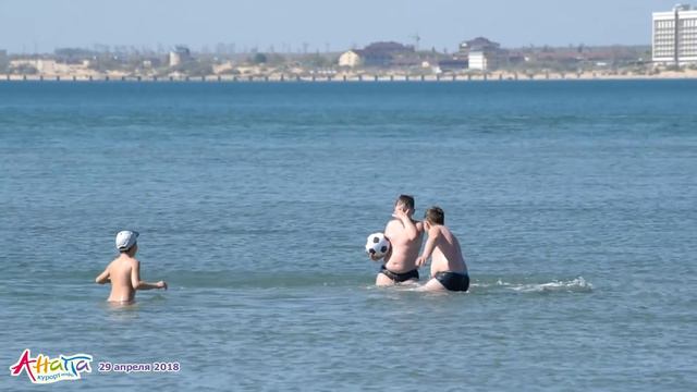 Анапа. Погода 29.04.2018 Очень тепло, пляжный день: загорают и купаются! Море, центральный пляж смотреть онлайн