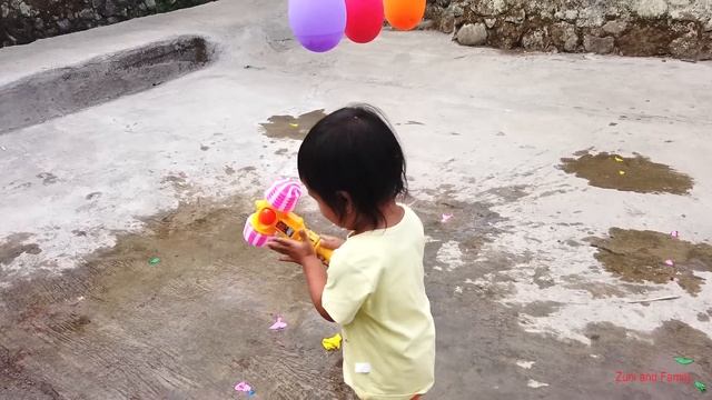 AFSHEENA BERNYANYI FINGER FAMILY SONG Belajar Warna Dengan Balon Lucu & Meletuskanya смотреть онлайн