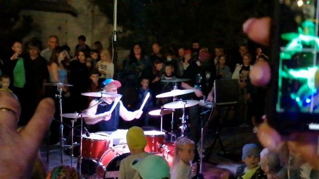 Анапа. Уличный музыкант здорово играет на барабанной установке. смотреть онлайн